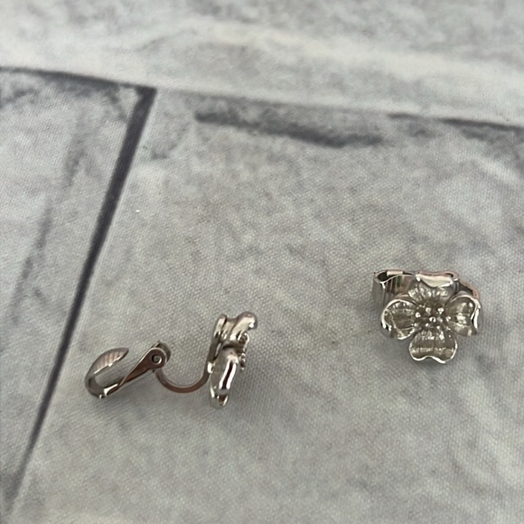 Mid 50’s/late 60’s TRIFARI CROWN CLIP ON EARRINGS SILVER TONE. - Picture 5 of 5